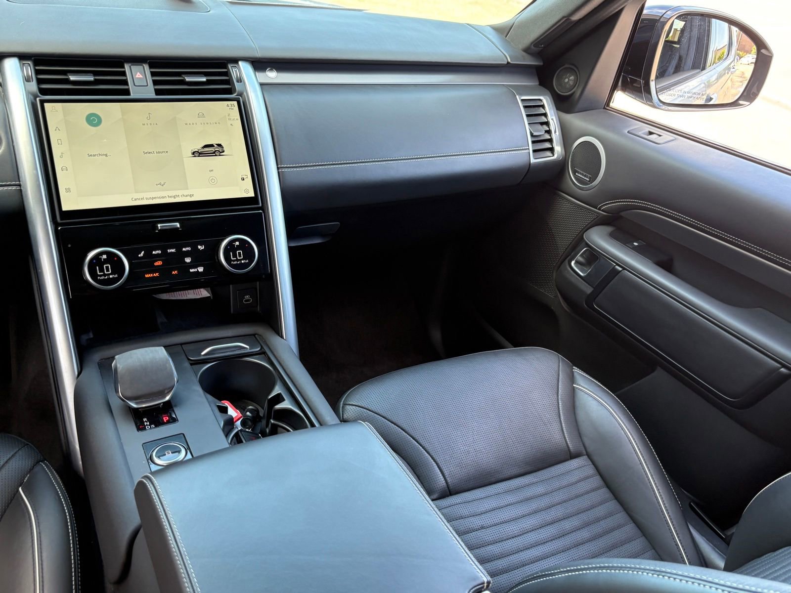 Used 2024 Land Rover Discovery Metropolitan Edition image 16