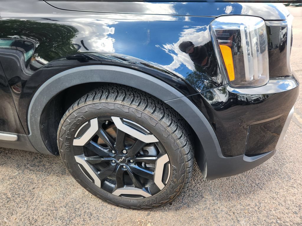 Used 2023 Kia Telluride EX w/ EX Captain's Chair Package FWD image 5