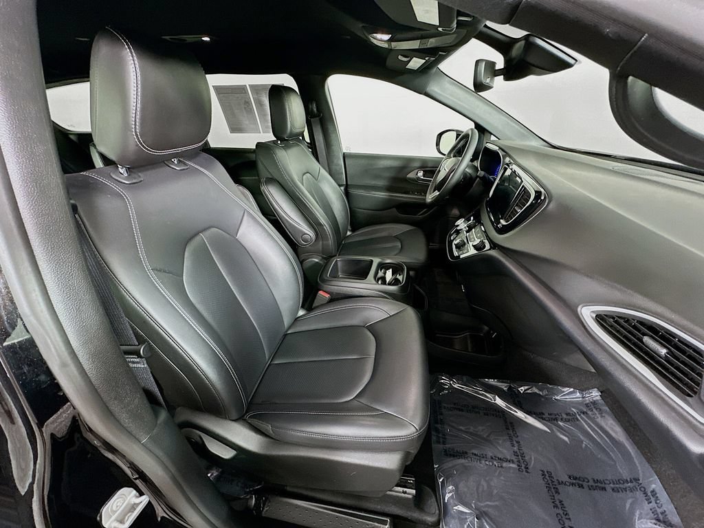 Used 2025 Chrysler Pacifica Select FWD image 36