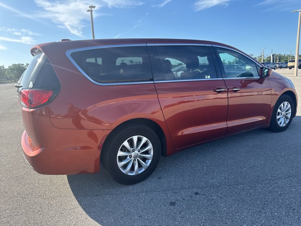Used 2018 Chrysler Pacifica Touring Plus image 4