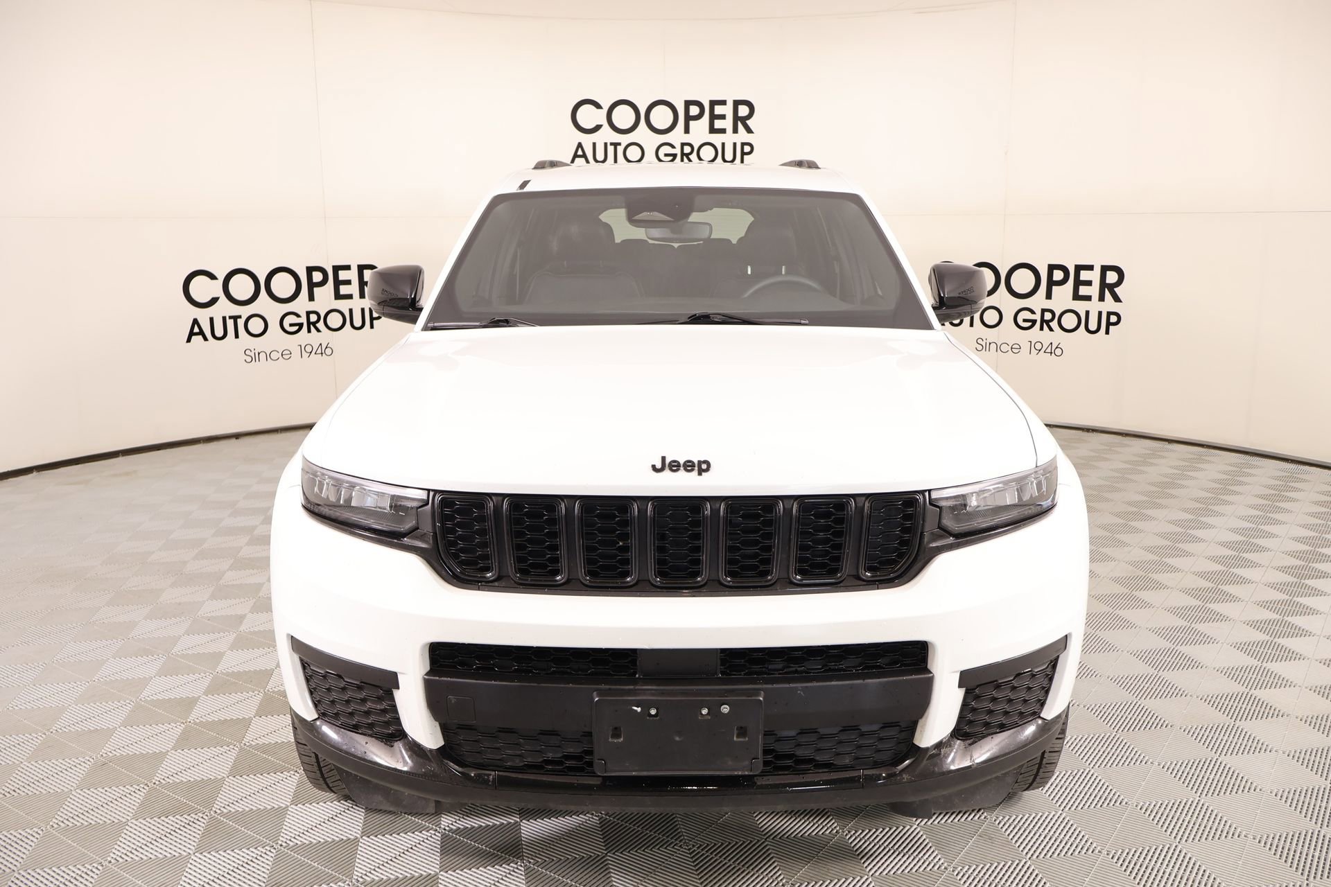 Used 2023 Jeep Grand Cherokee L Laredo image 9