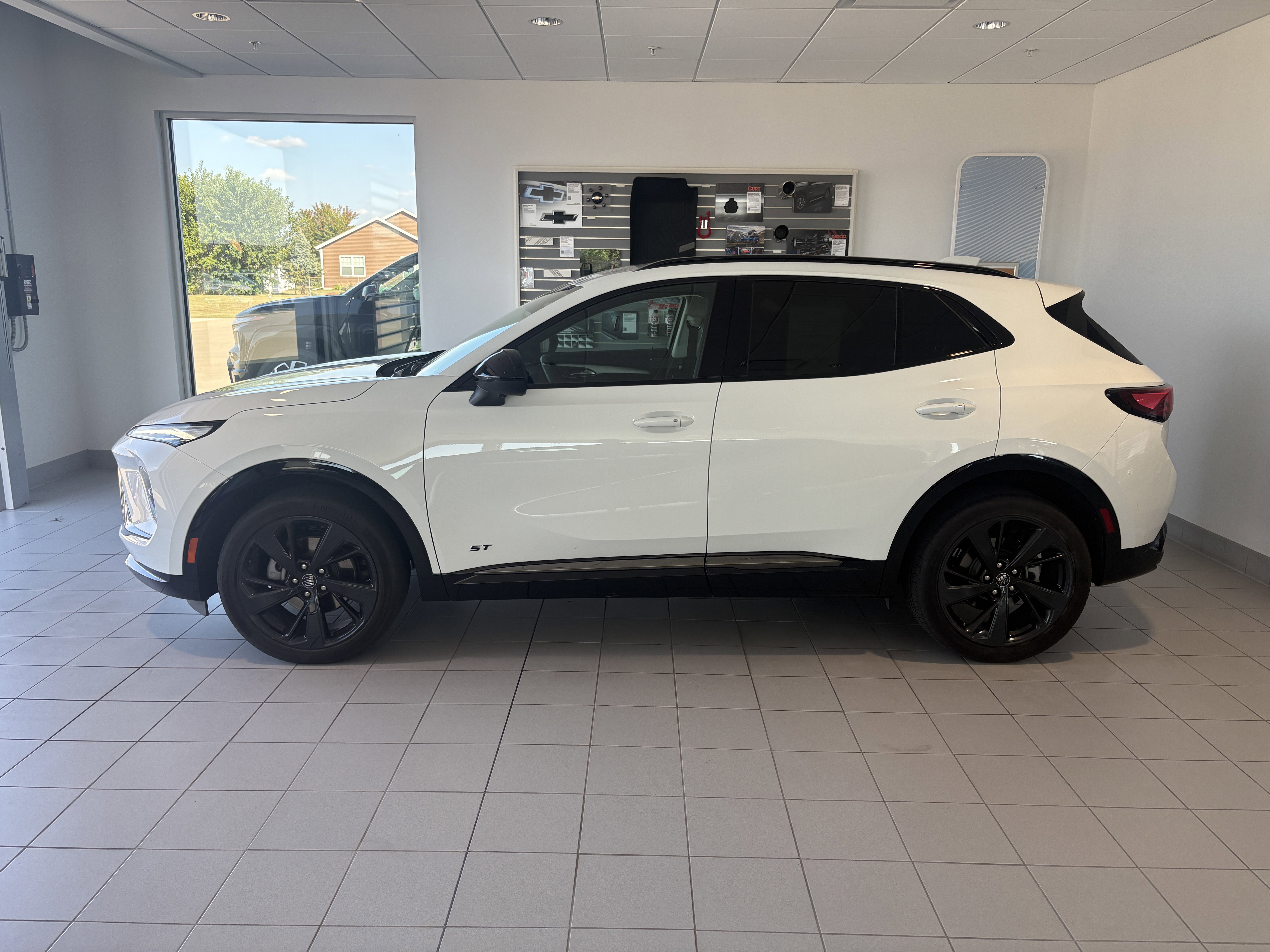 Used 2025 Buick Envision Sport Touring image 2