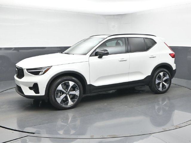 Used 2024 Volvo XC40 B5 Plus AWD/4WD image 4