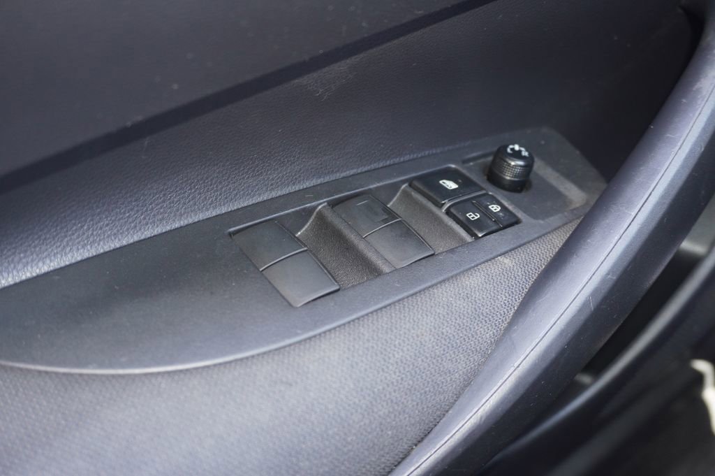 Used 2020 Toyota Corolla LE FWD image 12