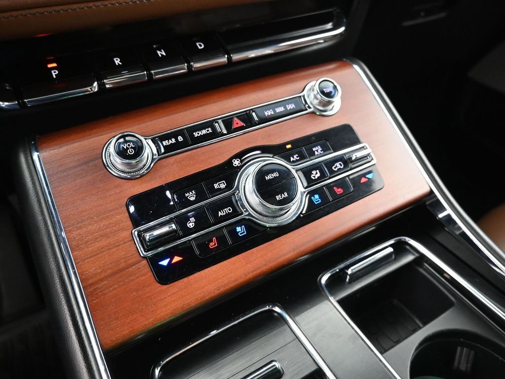 Used 2022 Lincoln Aviator Reserve w/ Equipment Group 201A AWD/4WD image 16