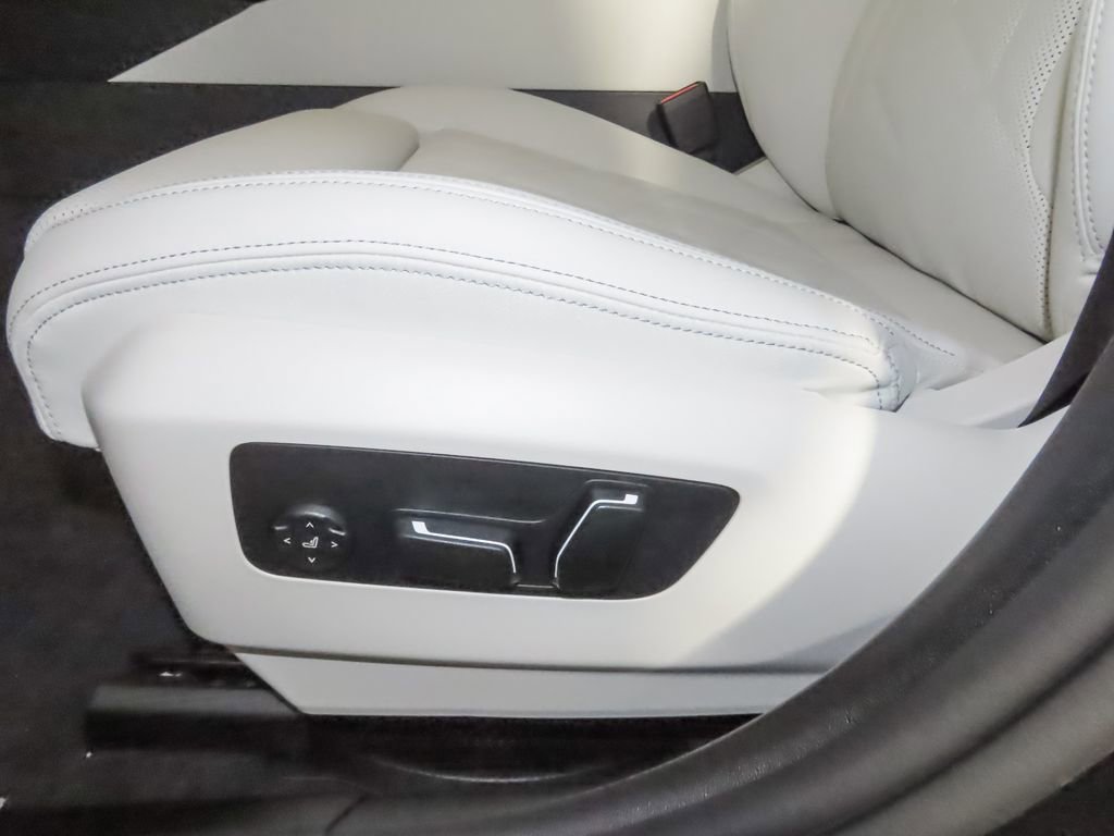 Used 2025 BMW 530i xDrive w/ Premium Package AWD/4WD image 15