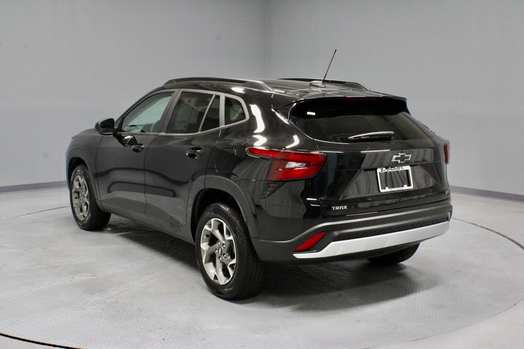 Used 2025 Chevrolet Trax LT FWD image 8