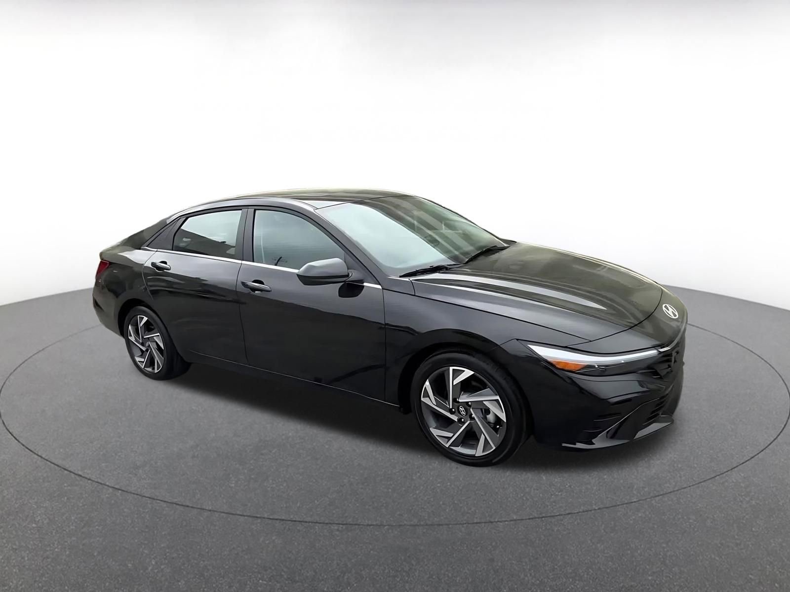 Used 2025 Hyundai Elantra SEL image 3