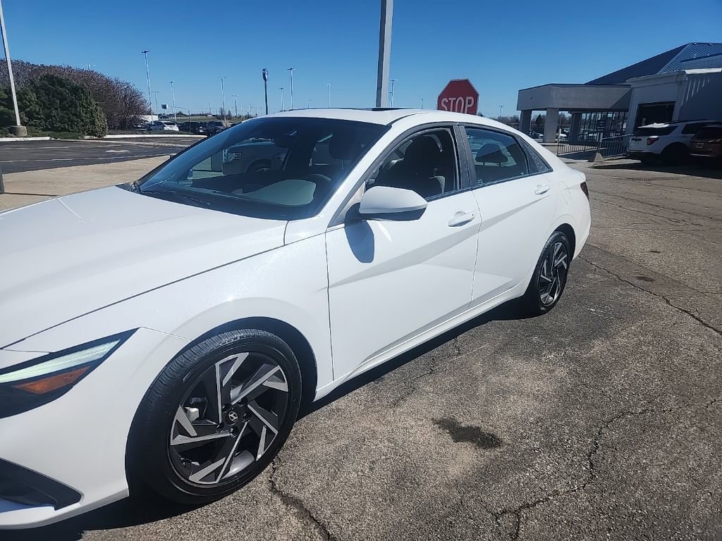 Used 2025 Hyundai Elantra SEL image 2