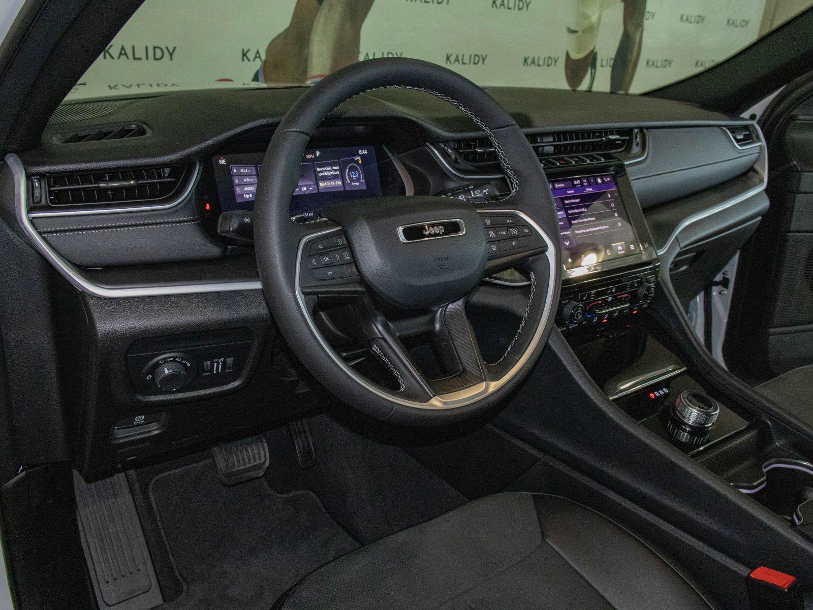 Used 2025 Jeep Grand Cherokee Altitude image 5