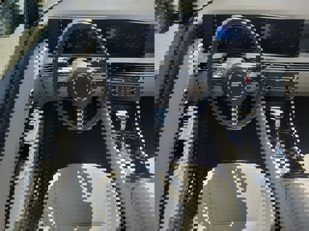 Used 2025 Hyundai Tucson SE image 15