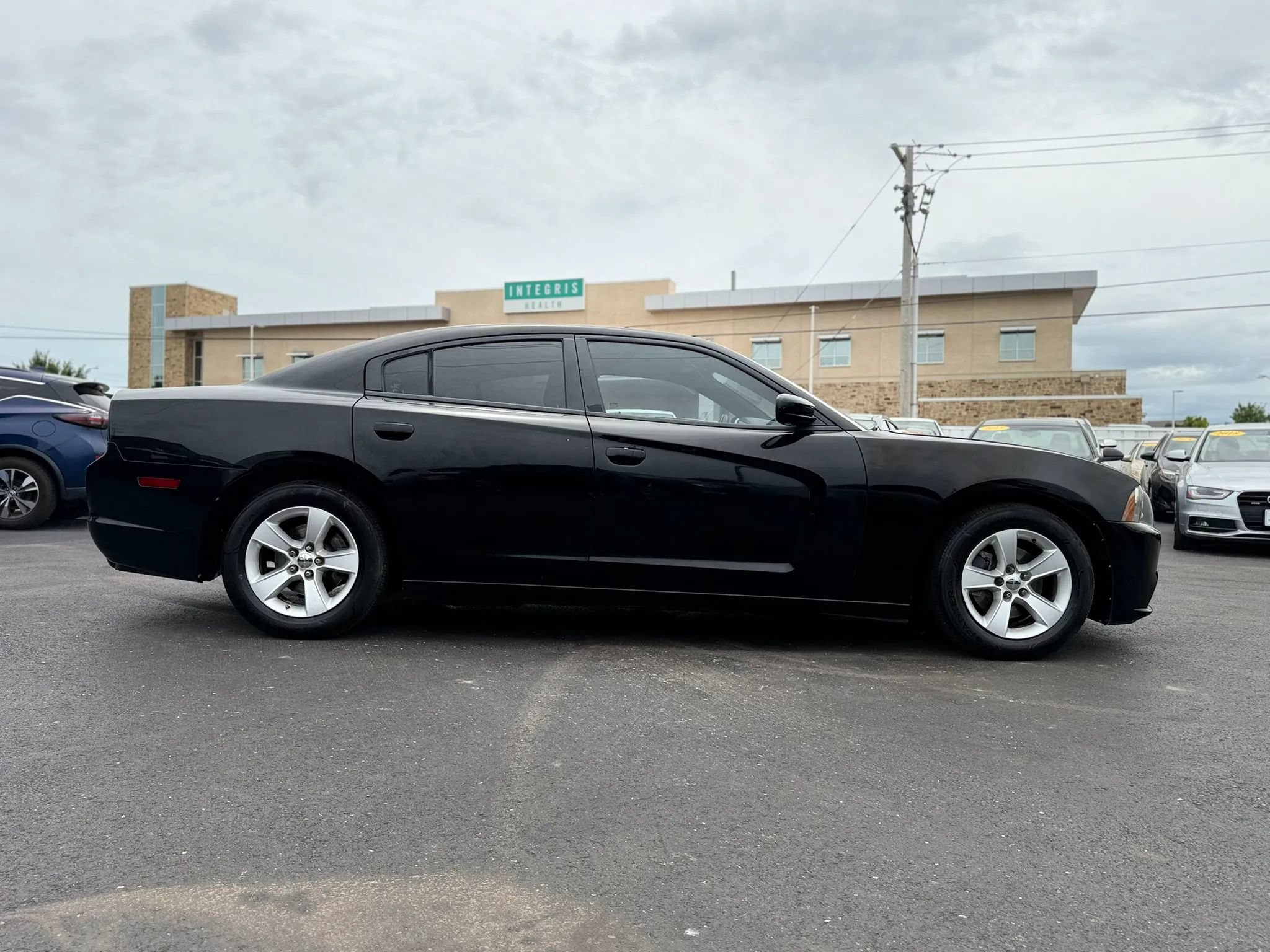 Used 2013 Dodge Charger SE RWD image 3