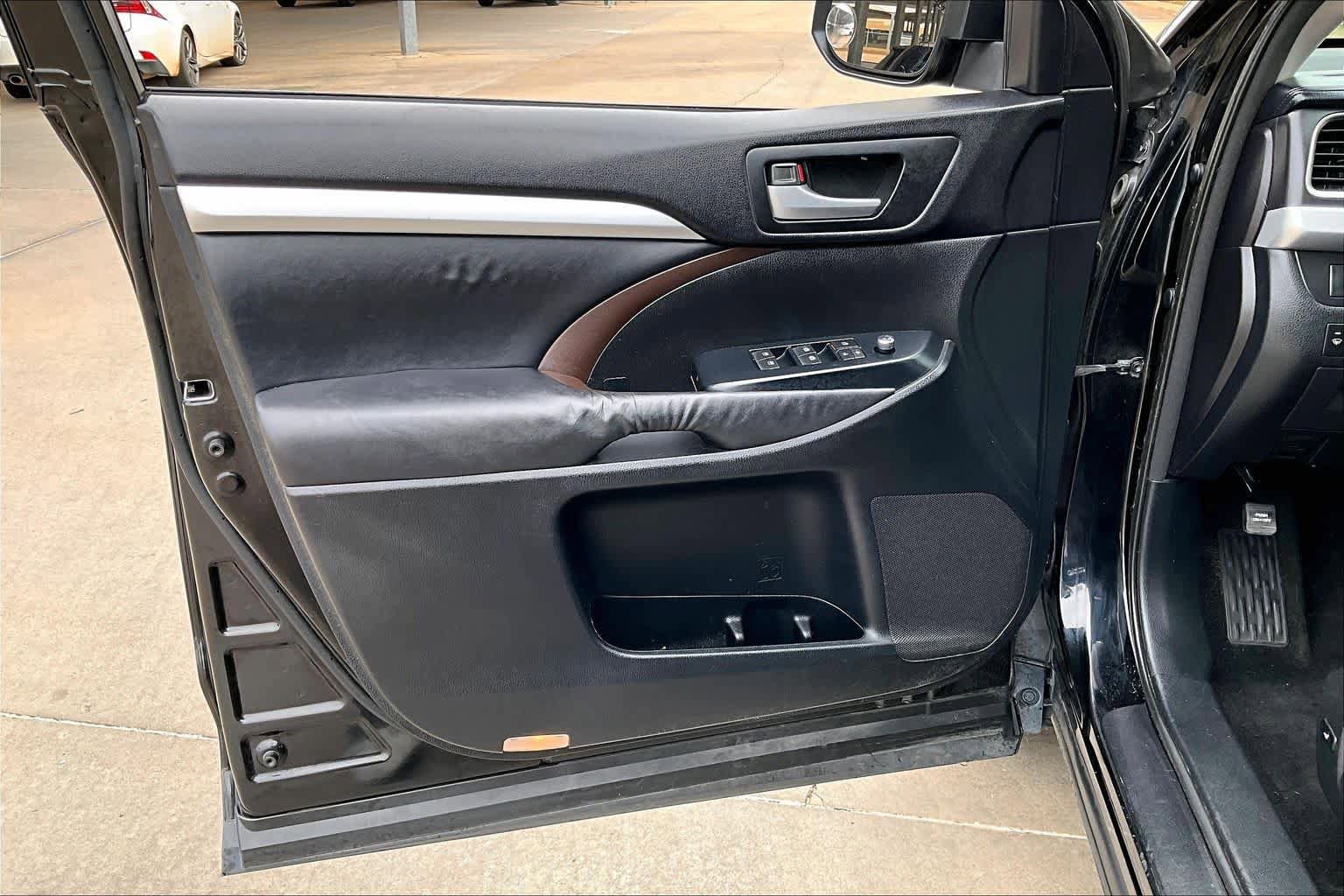 Used 2015 Toyota Highlander XLE AWD/4WD image 26