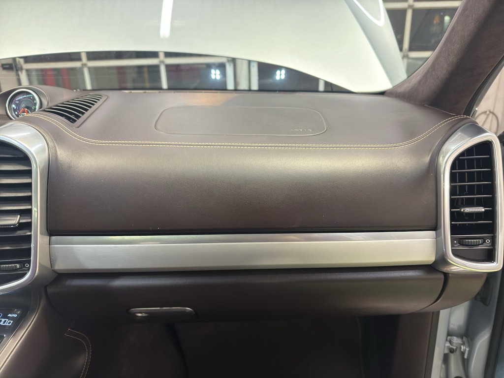 Used 2016 Porsche Cayenne Turbo image 23