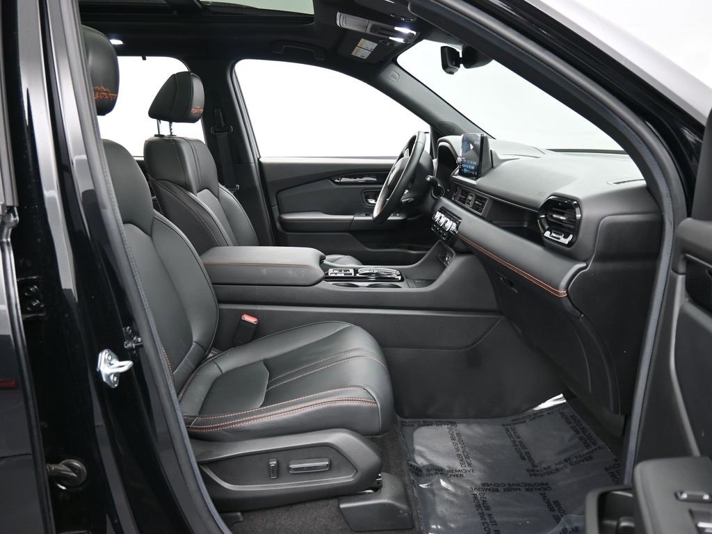 Used 2025 Honda Pilot TrailSport image 41