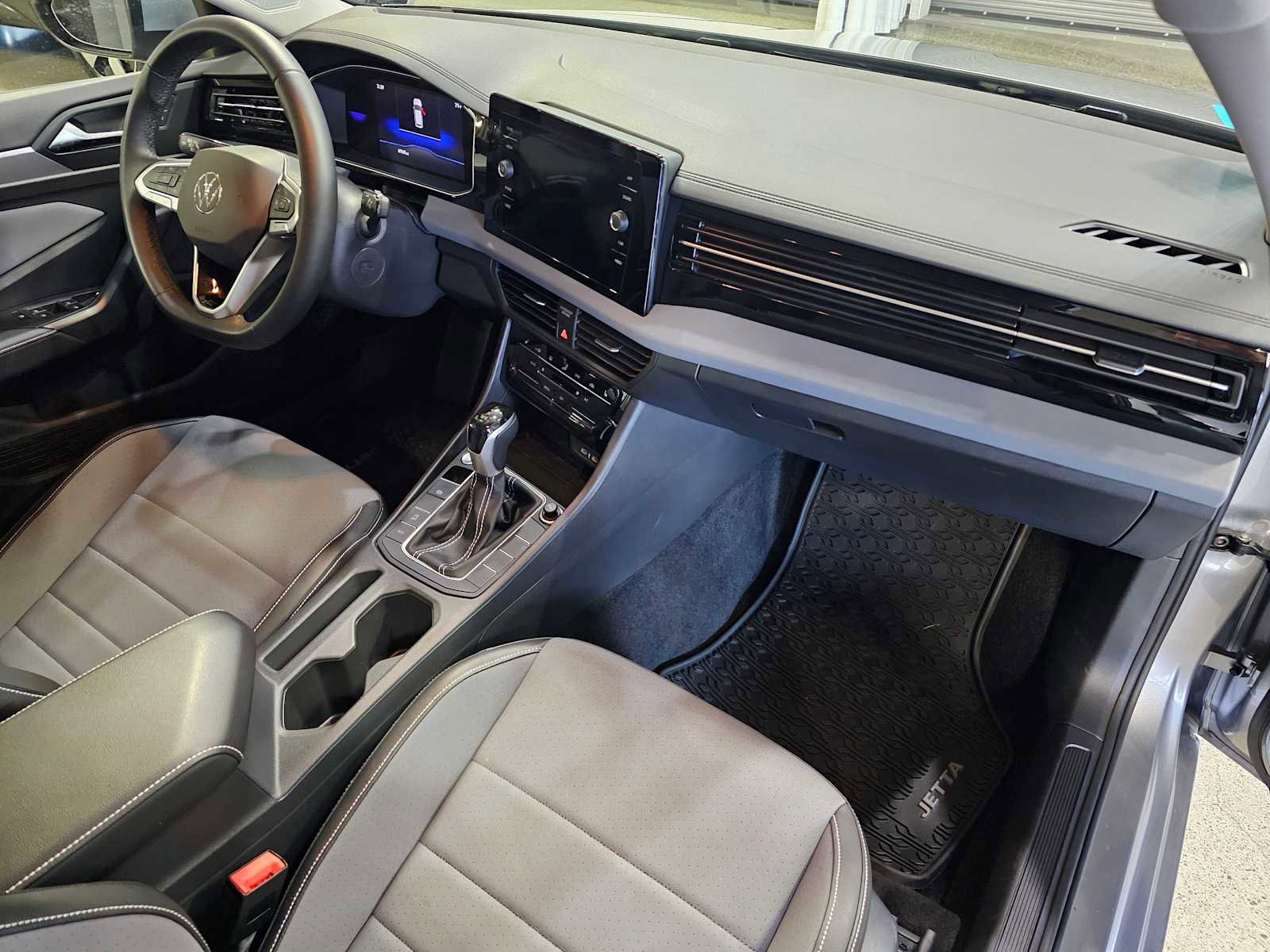 Certified 2025 Volkswagen Jetta SE image 11