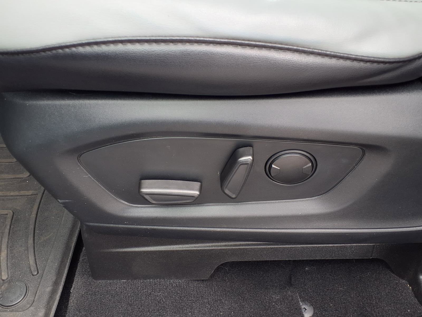 Used 2021 Ford Explorer XLT w/ Equipment Group 202A AWD/4WD image 26