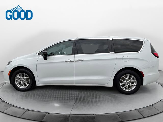 Used 2024 Chrysler Pacifica Touring image 2