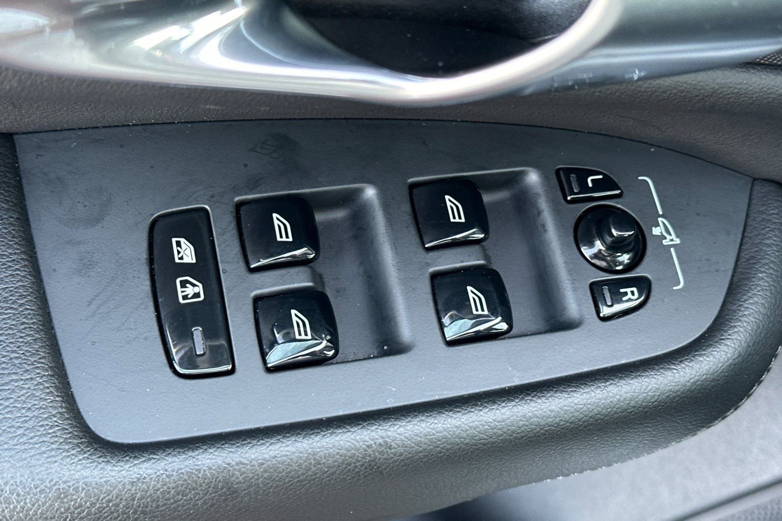 Certified 2023 Volvo XC90 B5 Core w/ Climate Package image 16