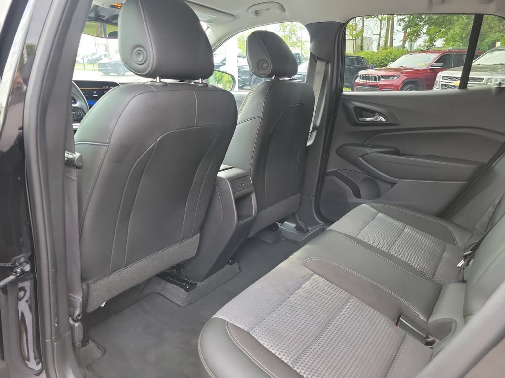 Used 2025 Chevrolet Trax LT FWD image 17
