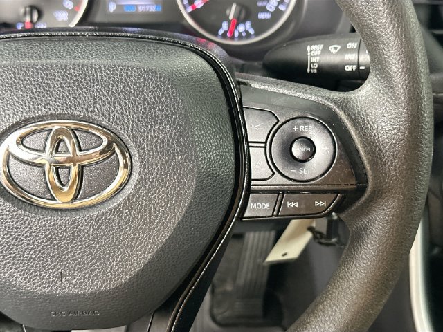 Used 2021 Toyota RAV4 LE AWD/4WD image 19