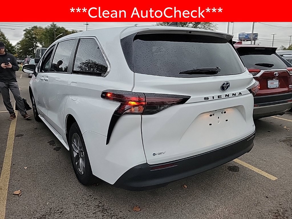 Used 2025 Toyota Sienna LE FWD image 4