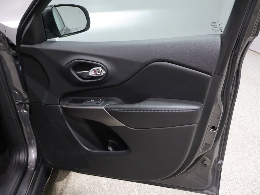 Used 2019 Jeep Cherokee Latitude Plus AWD/4WD image 23