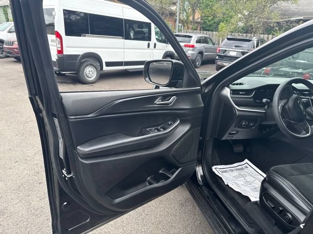 Used 2024 Jeep Grand Cherokee L Altitude AWD/4WD image 11