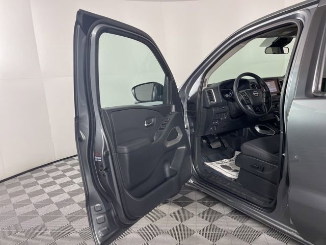 Used 2024 Nissan Frontier SV image 17