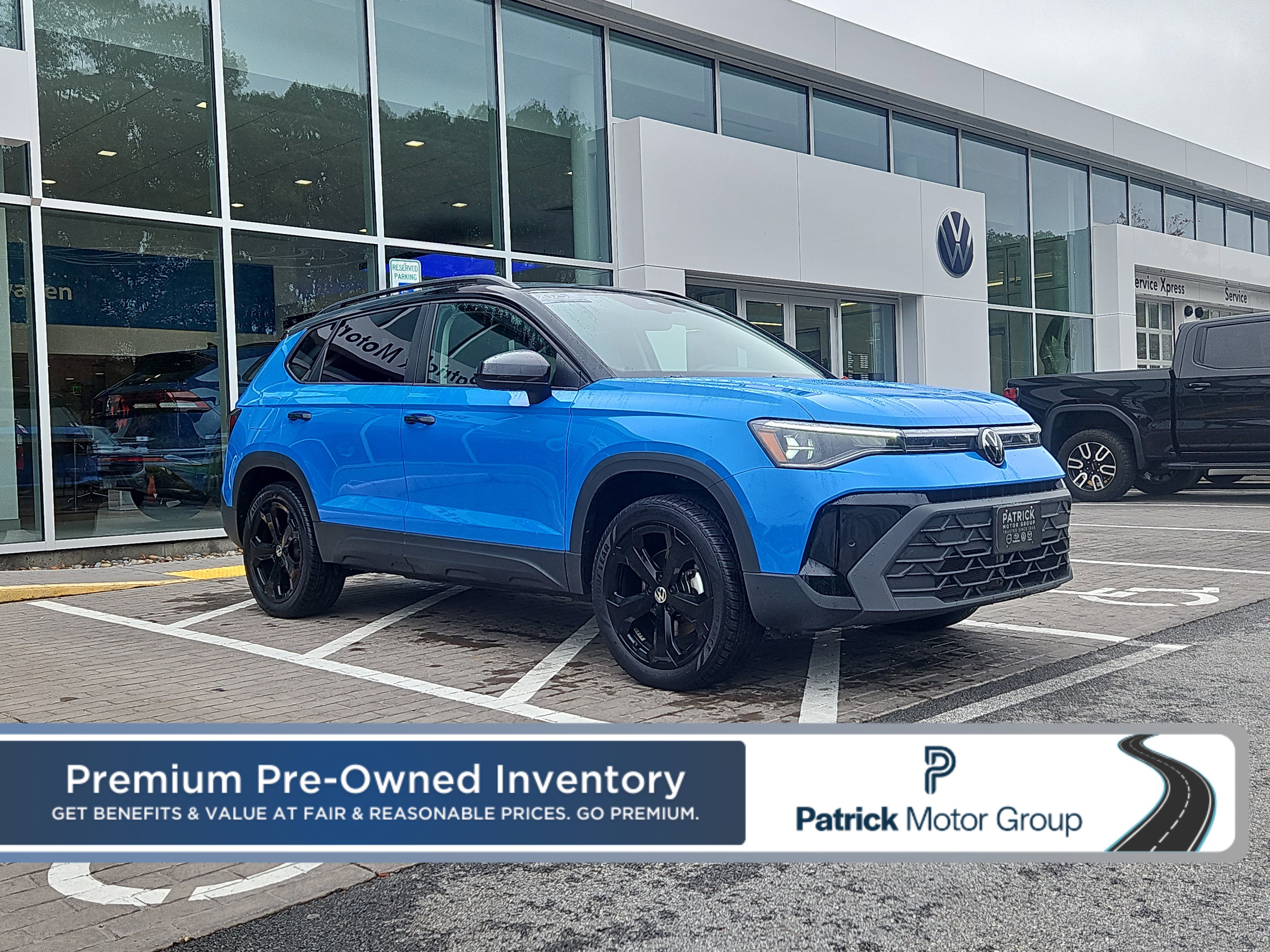 Certified 2025 Volkswagen Taos SE image 1