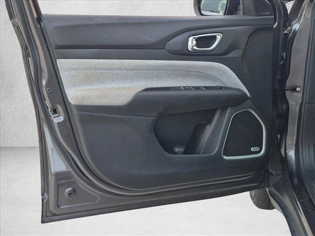 Used 2022 Jeep Compass Latitude w/ Sun and Sound Group FWD image 9