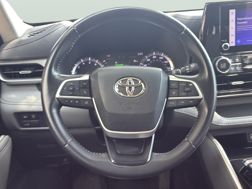 Used 2023 Toyota Highlander LE FWD image 17