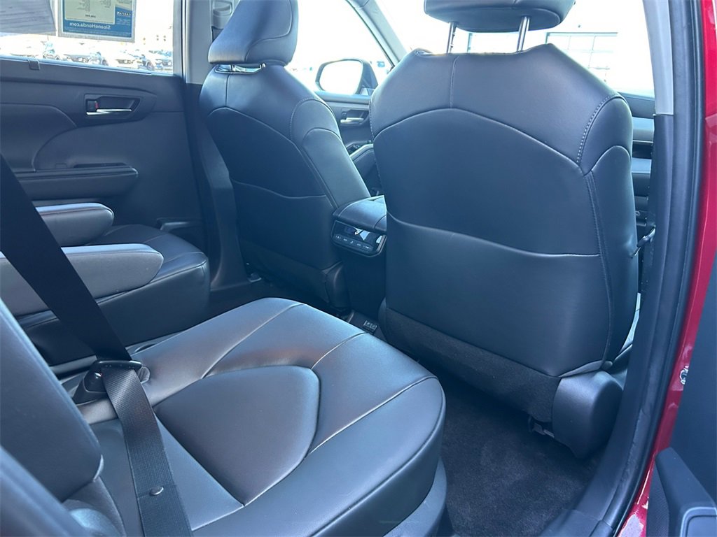 Used 2023 Toyota Highlander XLE image 22