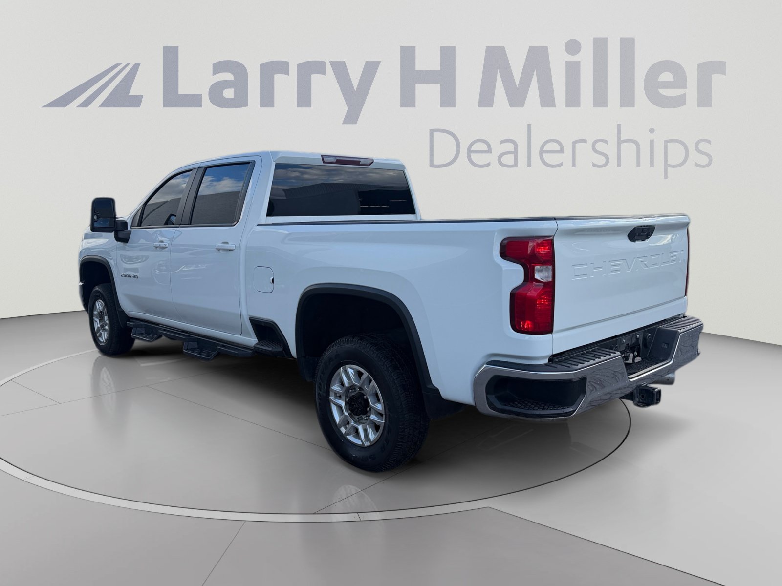 Used 2024 Chevrolet Silverado 2500 LT w/ Convenience Package AWD/4WD image 3