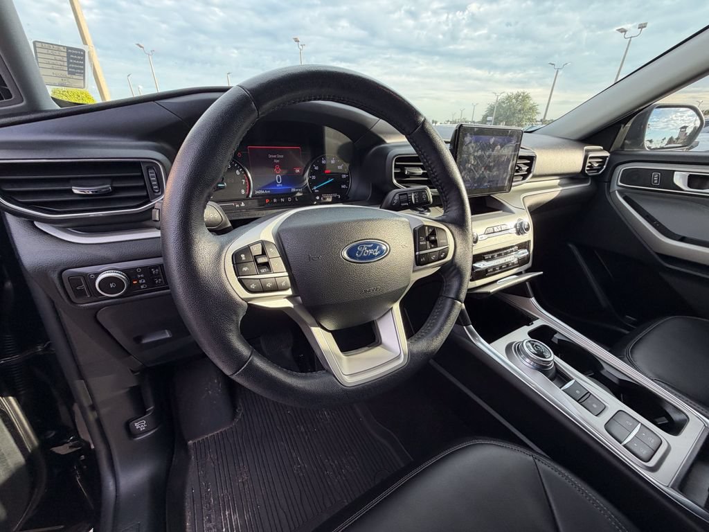 Used 2023 Ford Explorer XLT w/ Equipment Group 202A RWD image 18