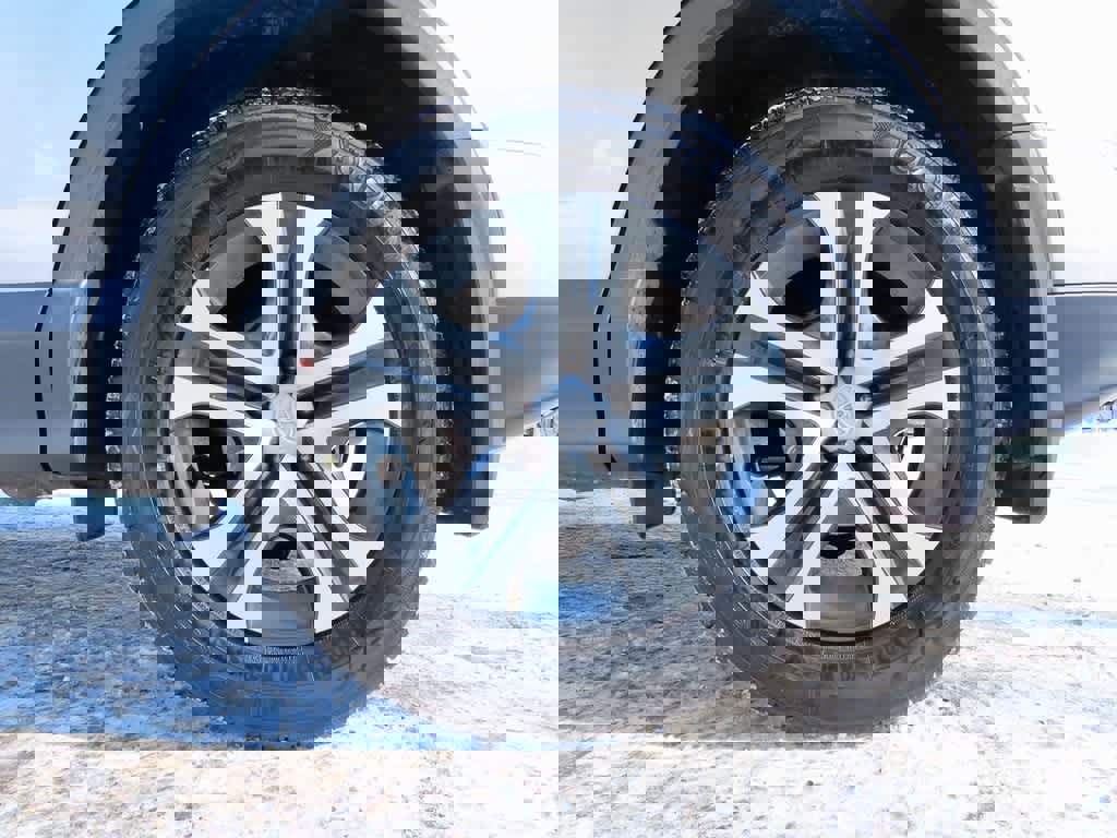 Used 2018 Toyota RAV4 LE image 9