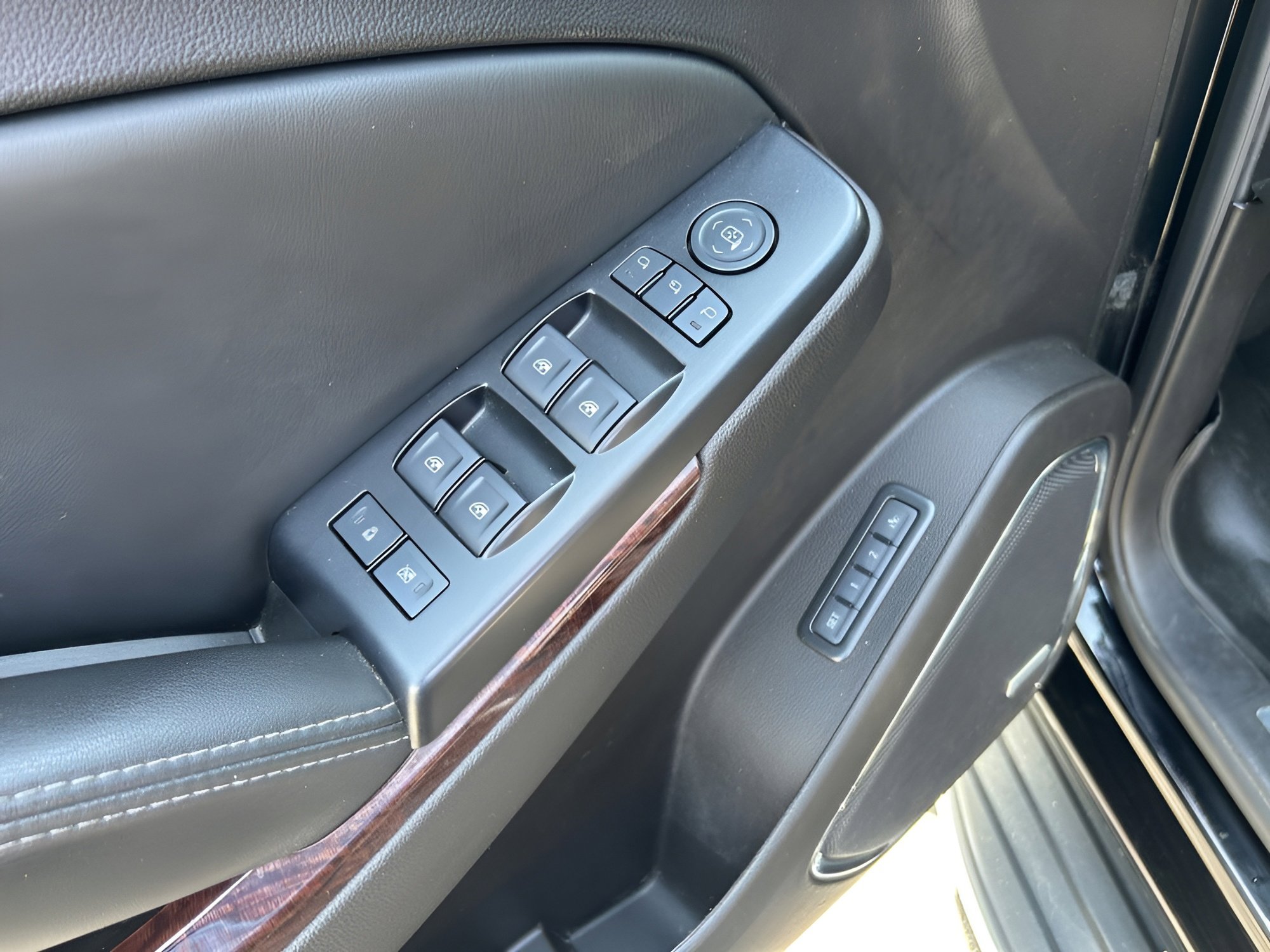 Used 2017 GMC Yukon SLT AWD/4WD image 13