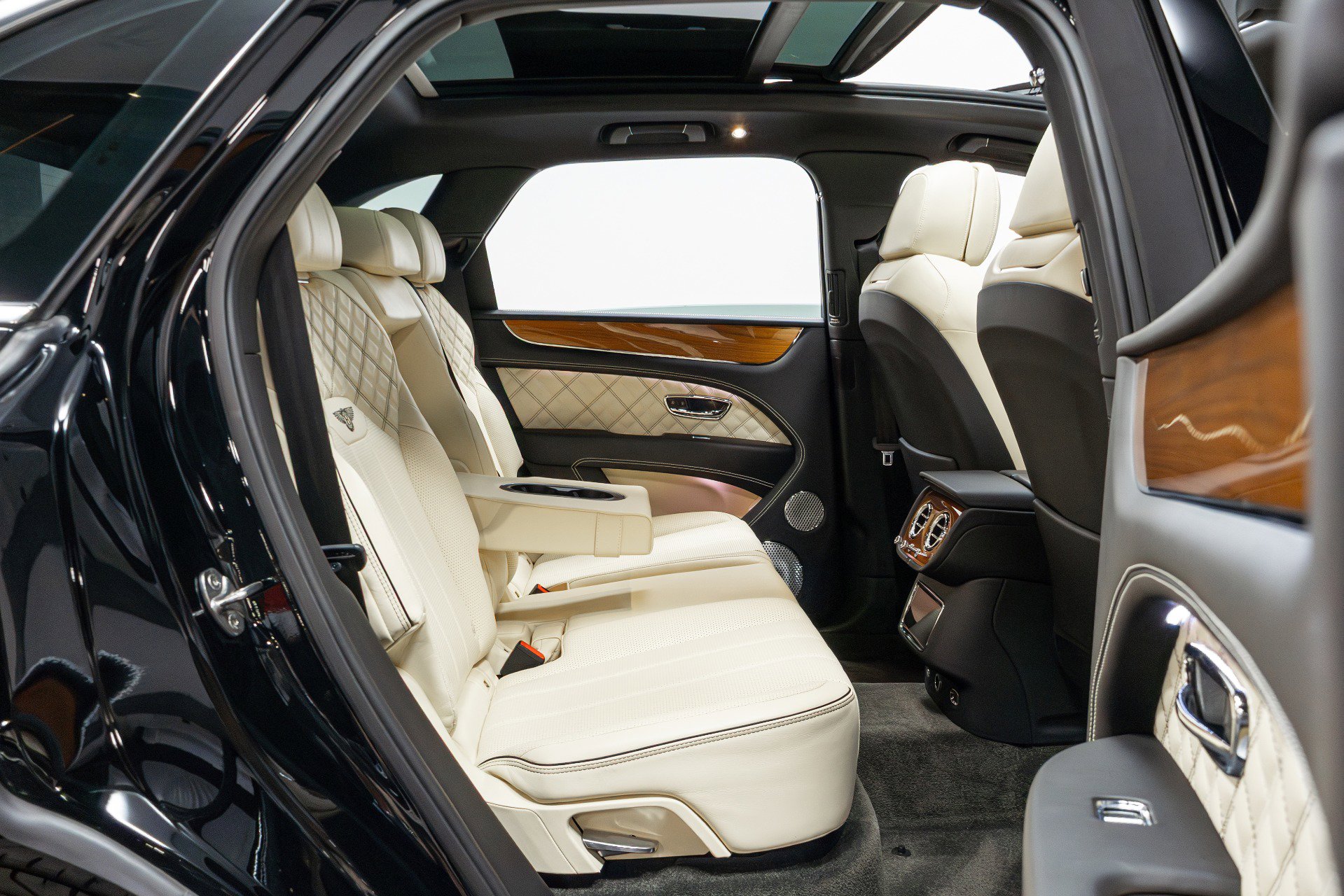 Used 2021 Bentley Bentayga w/ First Edition Specification AWD/4WD image 31