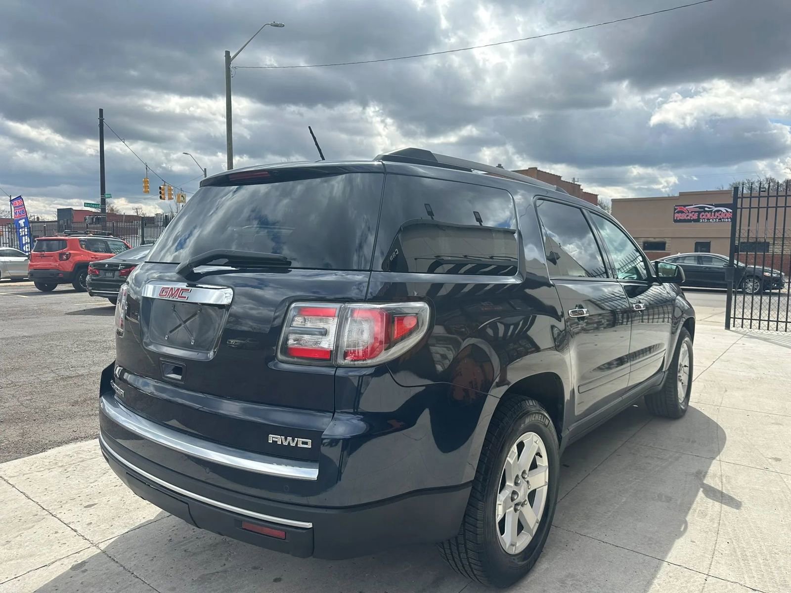 Used 2015 GMC Acadia SLE image 4
