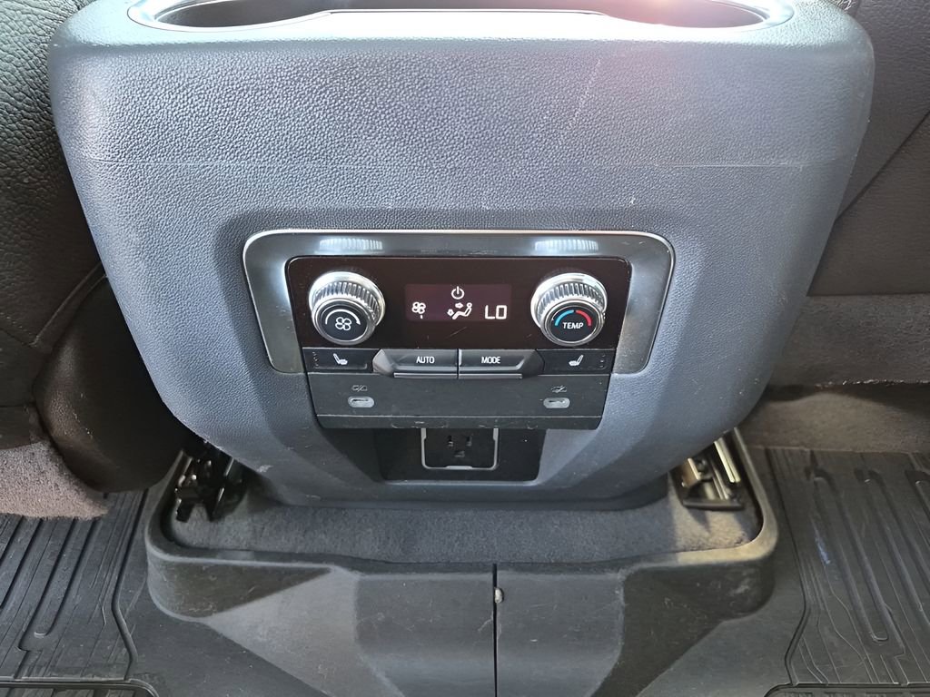 Used 2022 GMC Yukon XL Denali w/ Denali Premium Package image 21