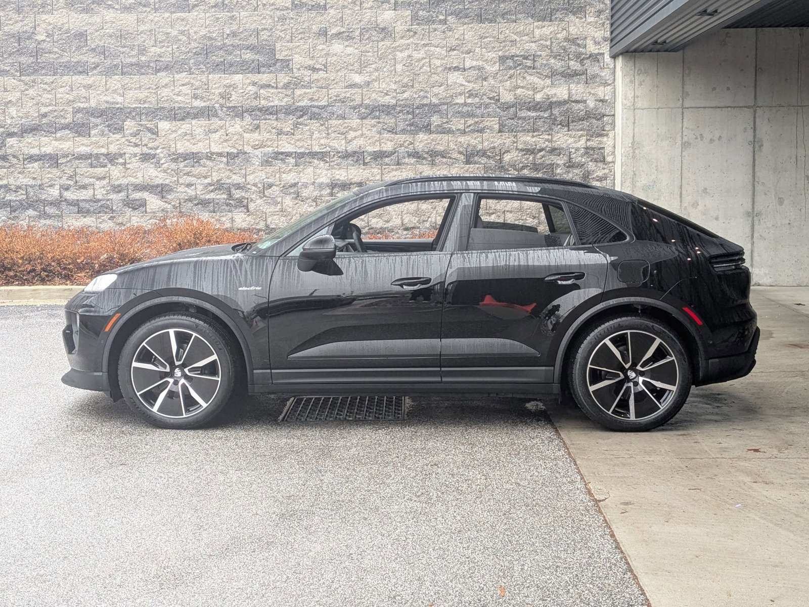 New 2026 Porsche Macan 4 Electric image 2