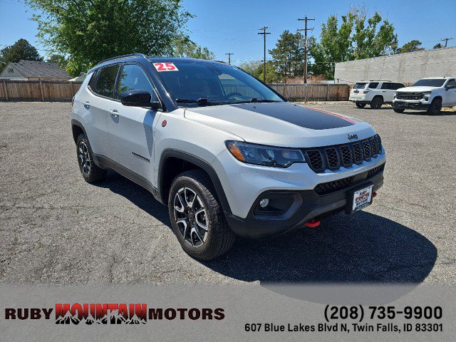 Used 2025 Jeep Compass Trailhawk AWD/4WD image 1
