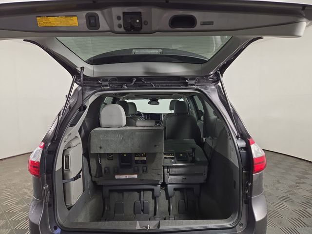 Used 2015 Toyota Sienna XLE w/ Four Season Floor Mat Package image 33