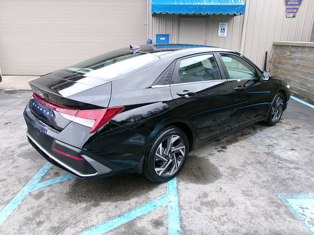 Used 2024 Hyundai Elantra SEL w/ Convenience Package FWD image 5