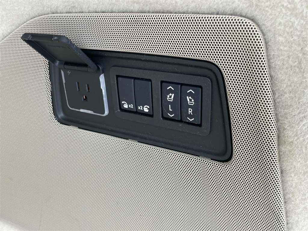 Used 2024 Cadillac Escalade Premium Luxury image 9