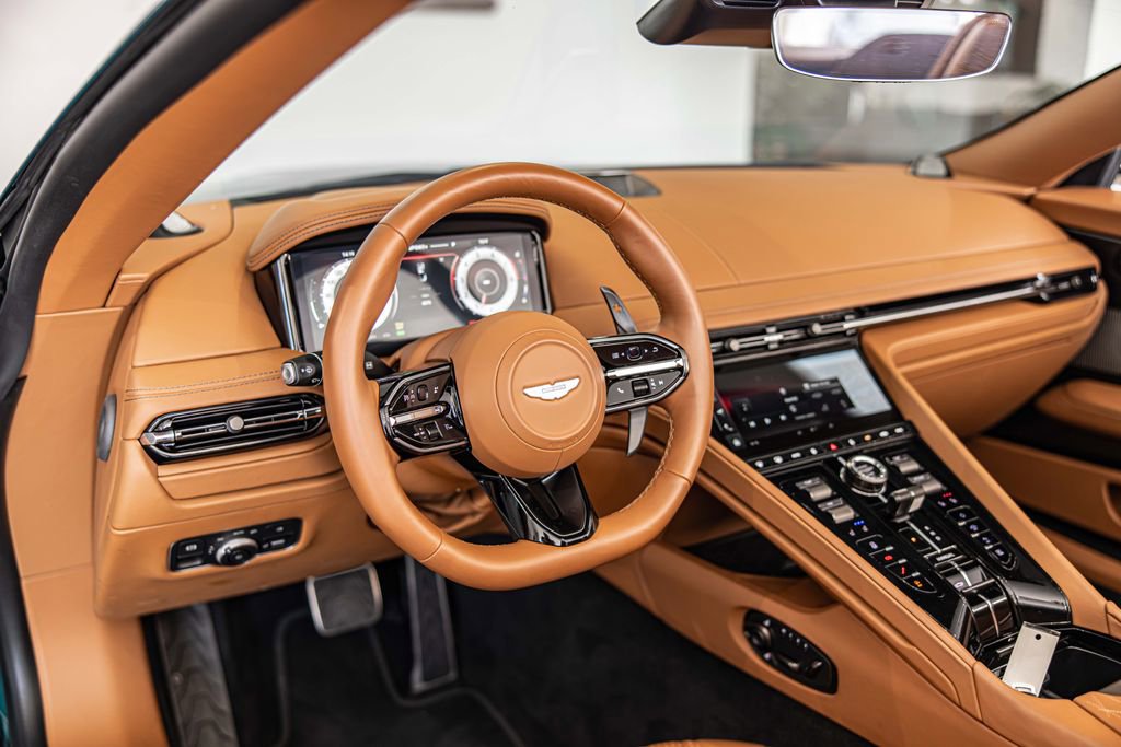 Used 2025 Aston Martin DB12 Convertible image 18