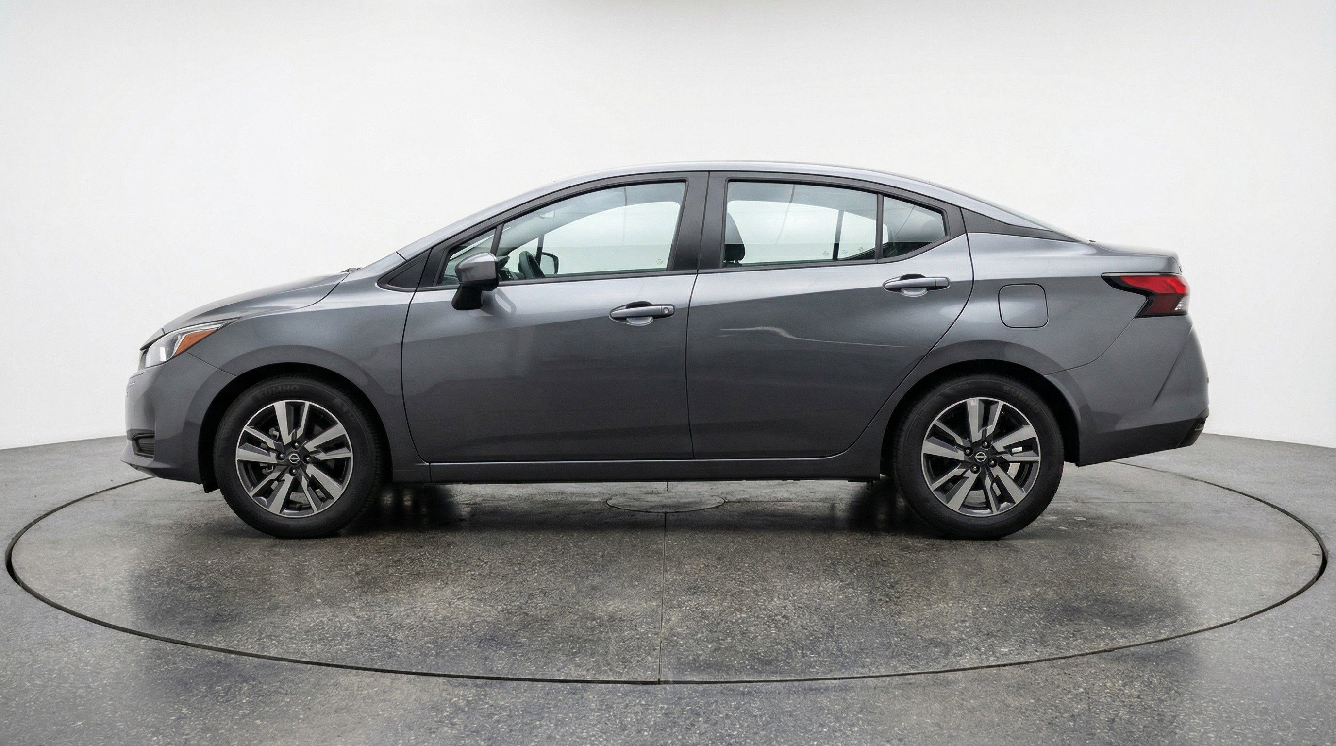 Used 2025 Nissan Versa SV image 5