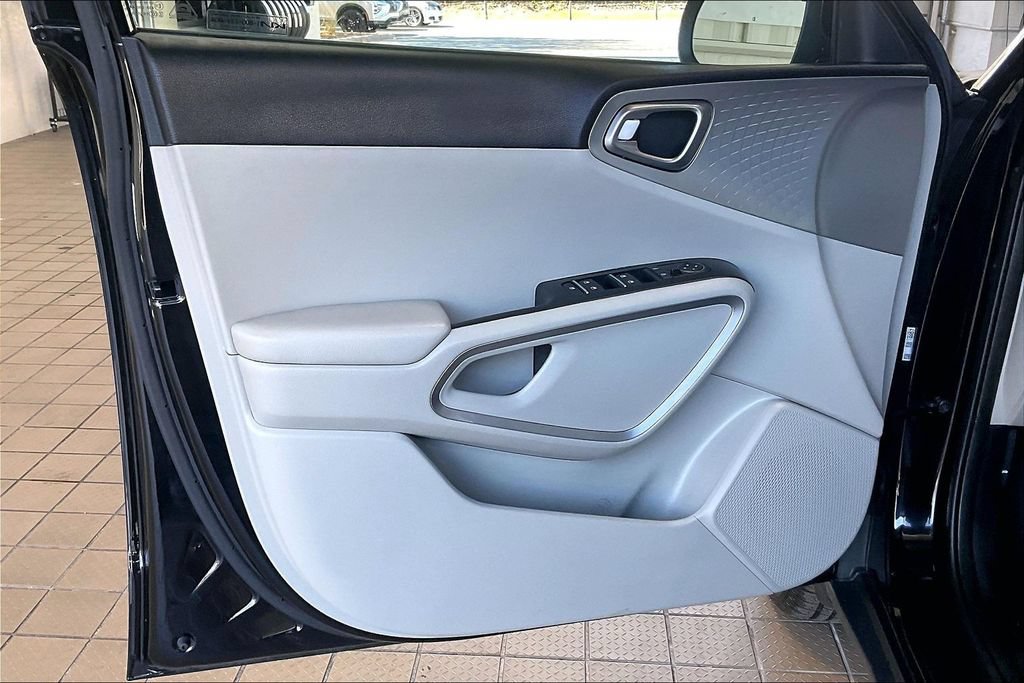 Used 2022 Kia Soul LX FWD image 2