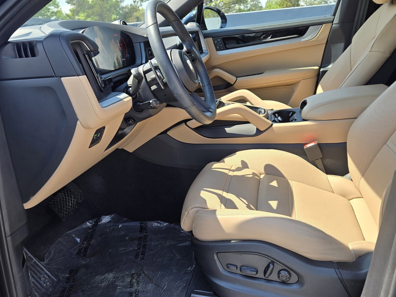 Used 2025 Porsche Cayenne Coupe image 3