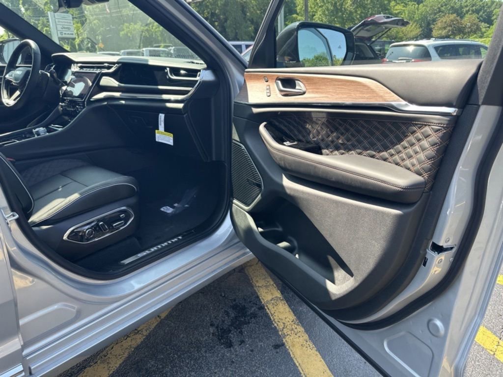 Used 2023 Jeep Grand Cherokee Summit image 18